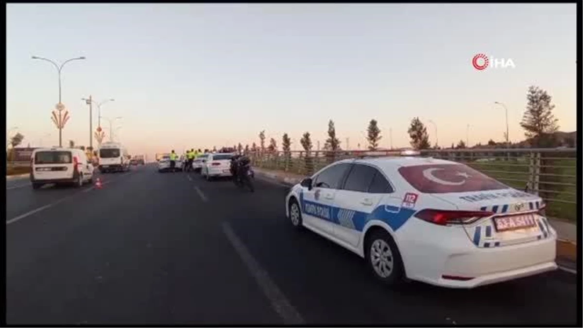 Şanlıurfa\'da kamyonete çarpan motosikletli yunus ekibindeki 2 polis memuru yaralandı