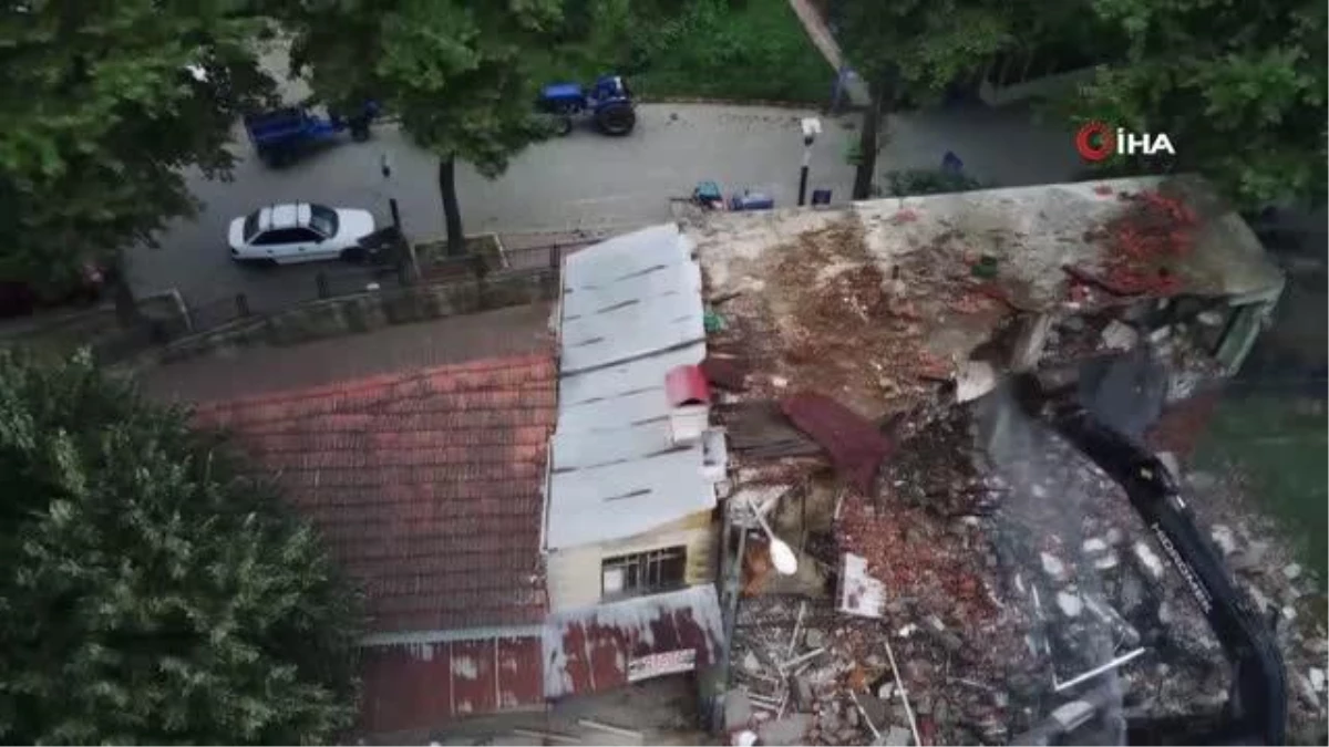 Sel afetine karşı dere kenarındaki binalar tek tek yıkılıyor