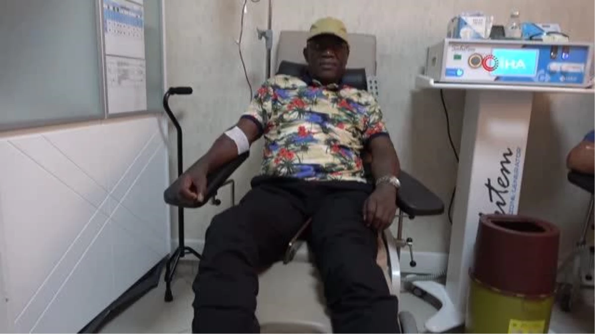 Senegal\'li hasta tekerlekli sandalye ile geldiği hastaneden yürüyerek çıktı