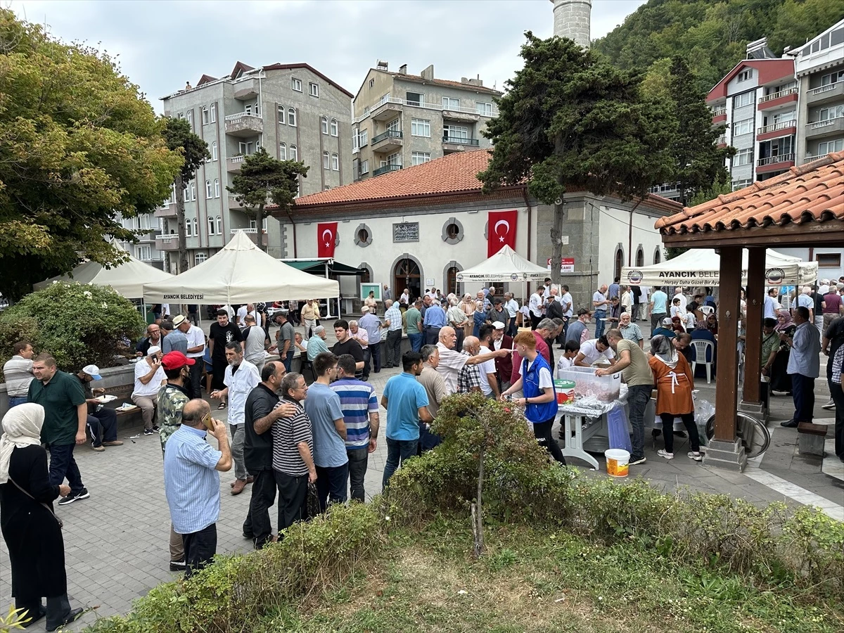 Ayancık\'ta sel felaketinde hayatını kaybedenler için mevlit okutuldu