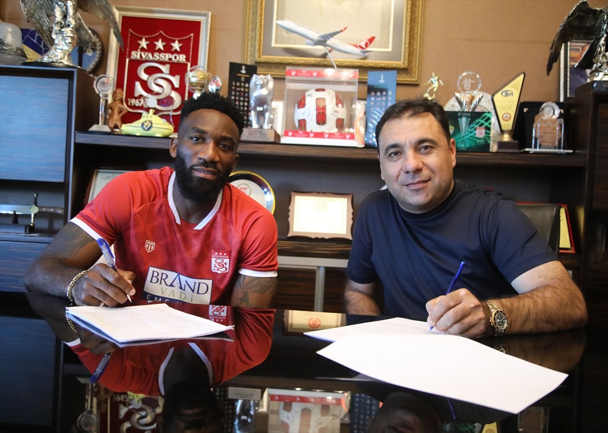 Sivasspor, Aaron Appindangoye ile yeni sözleşme imzaladı