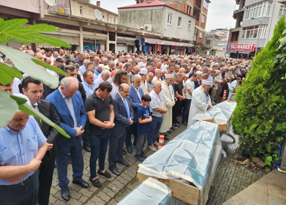 Trabzon\'da kaza sonucu hayatını kaybeden 3 kişinin cenazeleri defnedildi