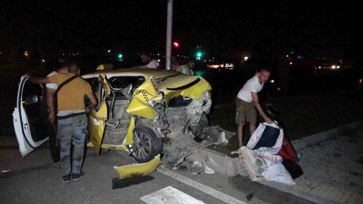 Manavgat\'ta Tur Minibüsü ile Ticari Taksi Çarpıştı: 2\'si Turist 3 Kişi Yaralandı