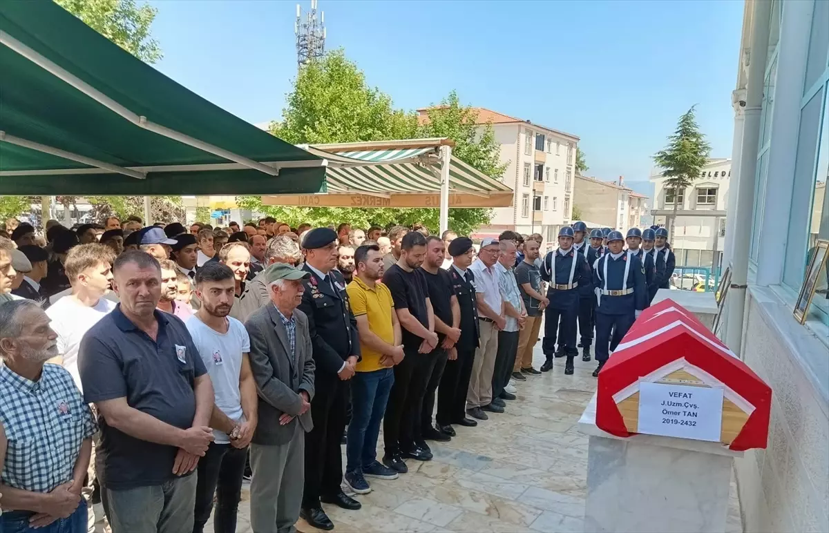 Hatay\'da trafik kazasında hayatını kaybeden Uzman Çavuş Ömer Tan\'ın cenazesi Tokat\'ta defnedildi