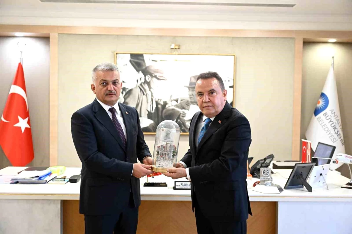 Vali Ersin Yazıcı, Antalya Büyükşehir Belediye Başkanı Muhittin Böcek\'e veda ziyaretinde bulundu