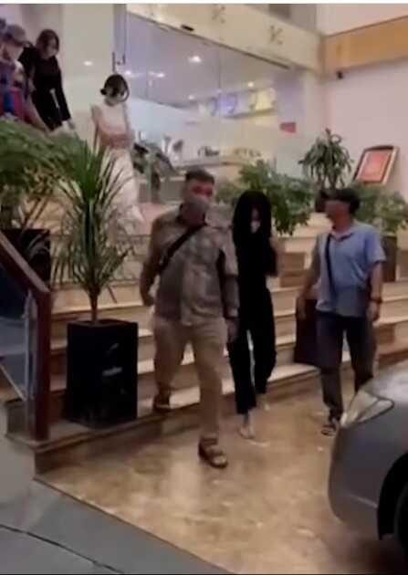 Vietnam'da bir otele baskın yapan polis tamamı kadın kabin görevlilerinden oluşan 30 kişilik bir fuhuş çetesini çökertti