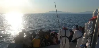 Yunanistan unsurları tarafından motoru sökülen lastik bottaki 62 kaçak göçmen kurtarıldı