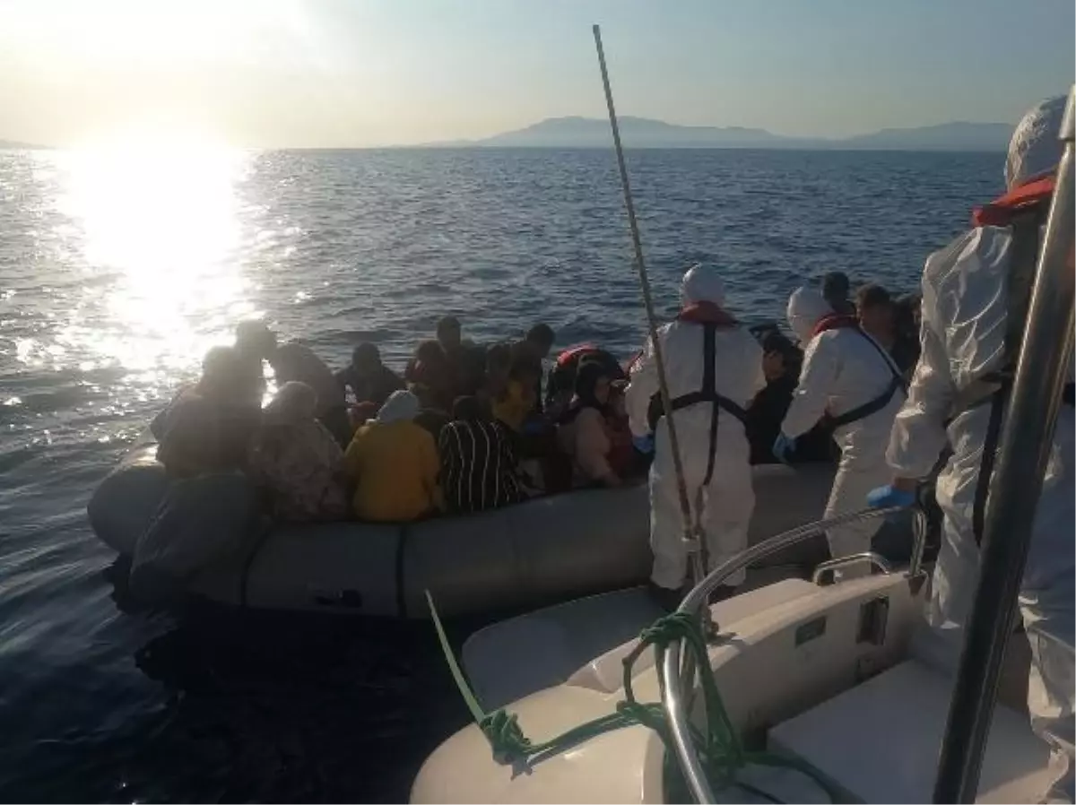 Yunanistan unsurları tarafından motoru sökülen lastik bottaki 62 kaçak göçmen kurtarıldı