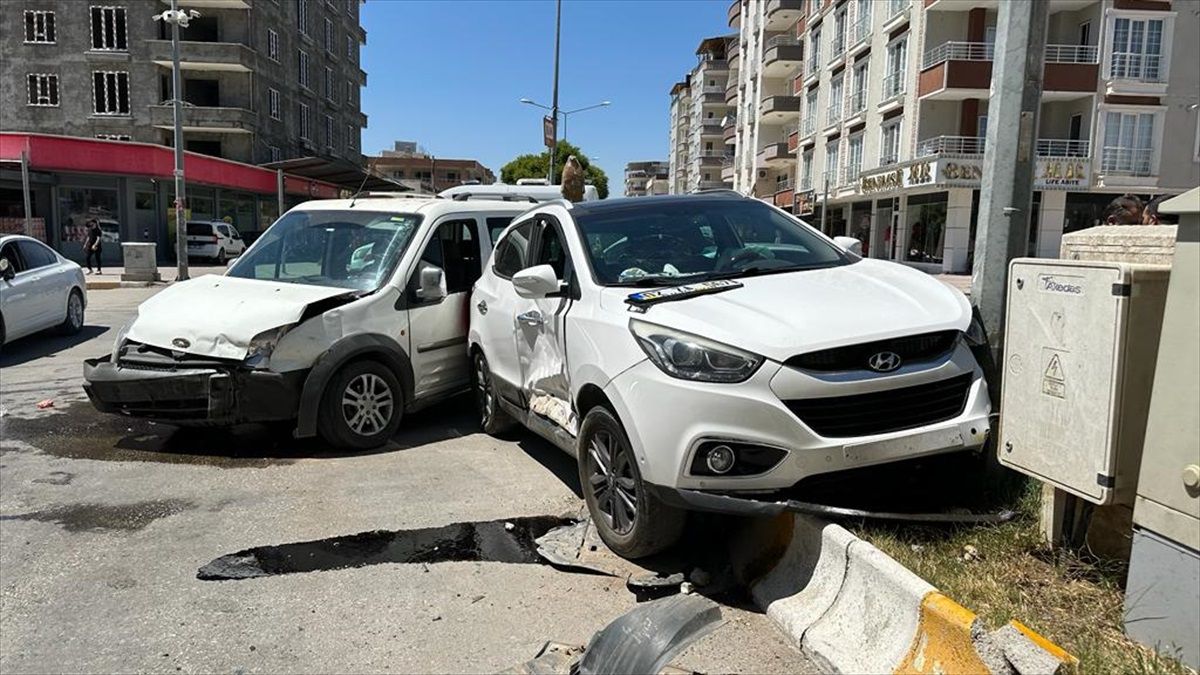 Adıyaman\'da Hafif Ticari Araçlar Çarpıştı: 5 Yaralı