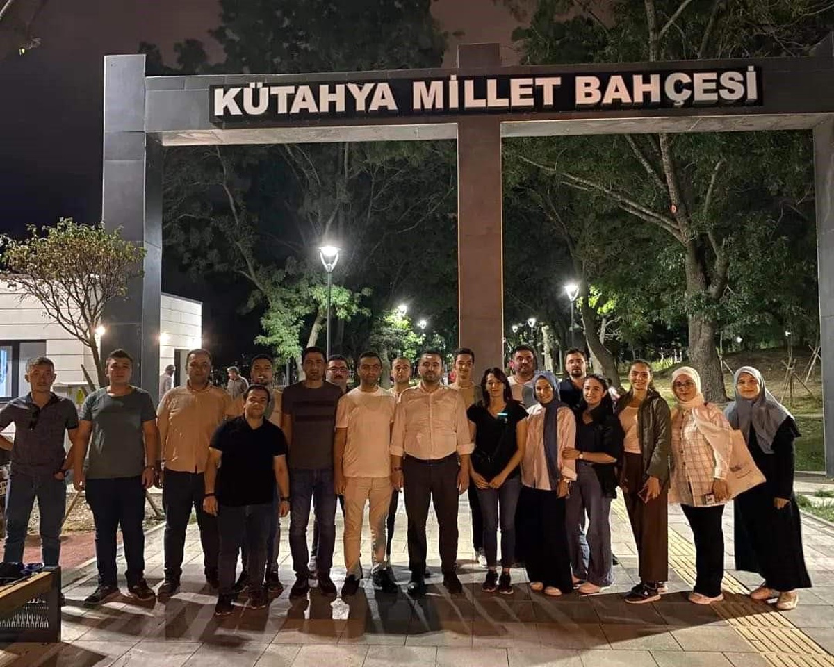 AK Parti Kütahya İl Gençlik Kolları Muharrem Ayı\'nda Vatandaşlara Aşure İkramında Bulundu
