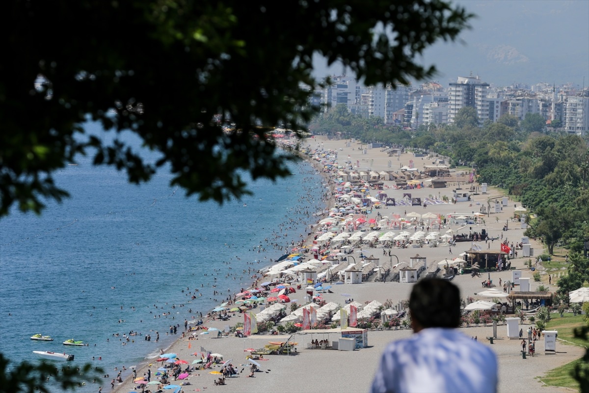 Antalya\'da Sıcak Hava ve Nem Sahilleri Doldurdu