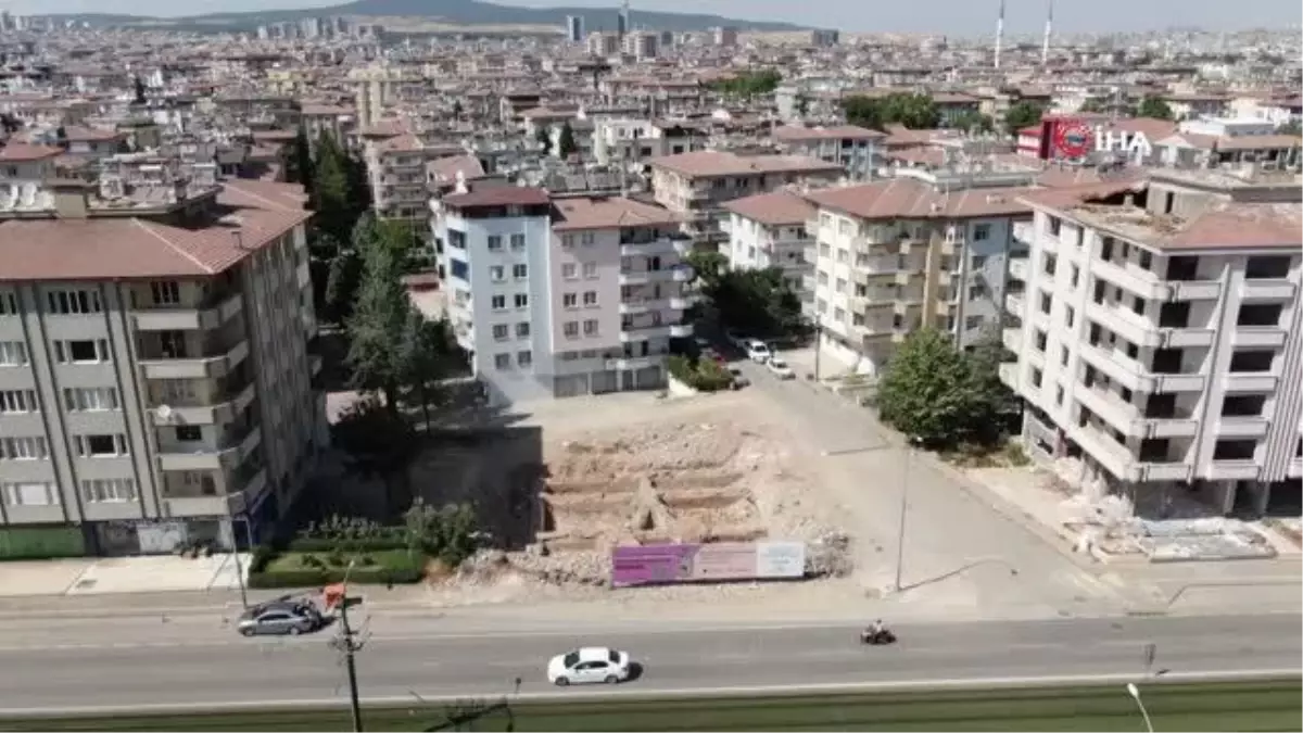 Asrın felaketini yaşayan Gaziantep\'te enkazlar kaldırıldı... Moloz yığınlarının yerini boş araziler aldı