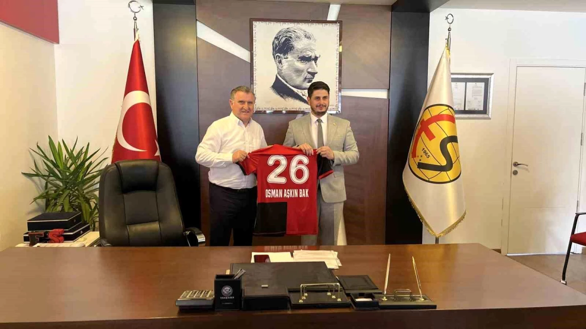 Gençlik ve Spor Bakanı Eskişehirspor Tesislerinde Futbolcularla Buluştu