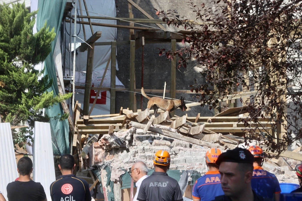 Beşiktaş\'ta restorasyon halindeki ahşap binada çökme: 1 kişi göçük altında kaldı