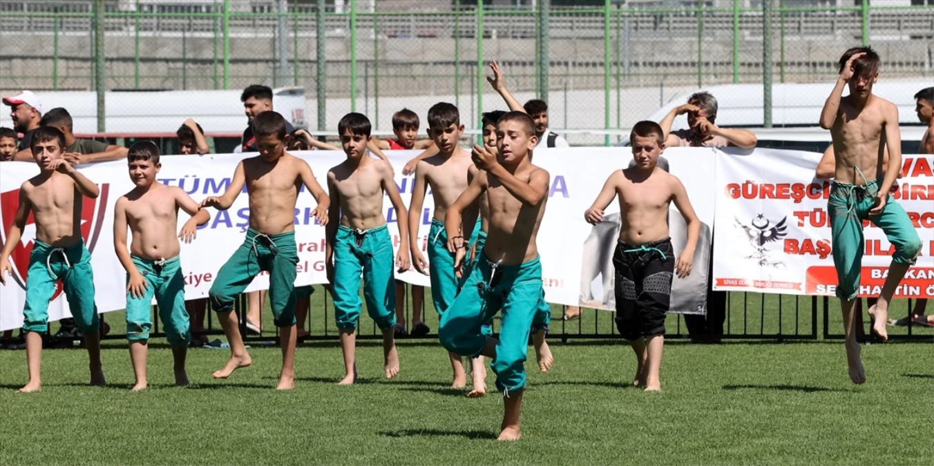 Sivas\'ta Geleneksel Muhsin Yazıcıoğlu Karakucak Güreş Festivali Başladı