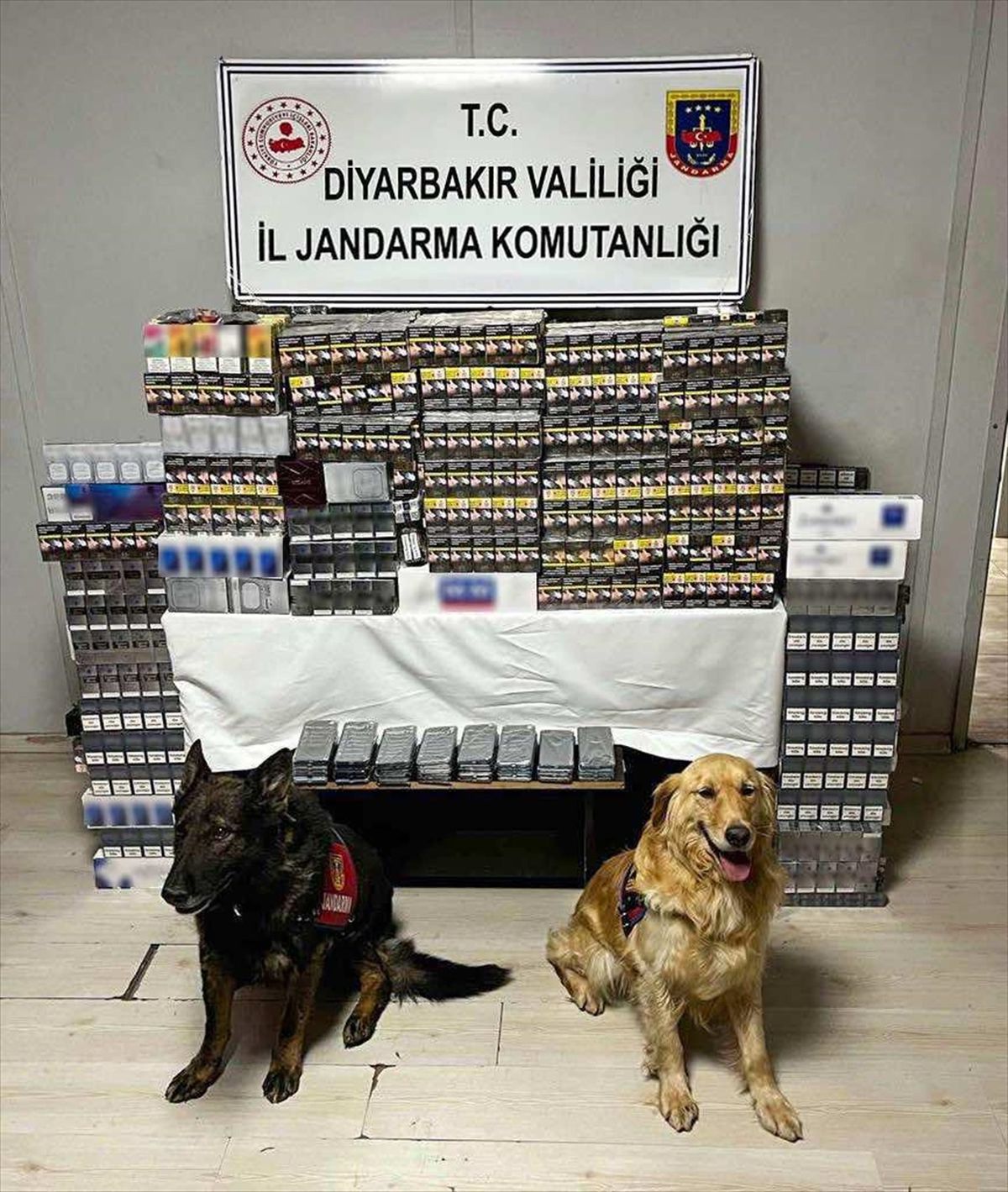 Diyarbakır\'da yolcu otobüsünde kaçak sigara ve elektronik eşya ele geçirildi