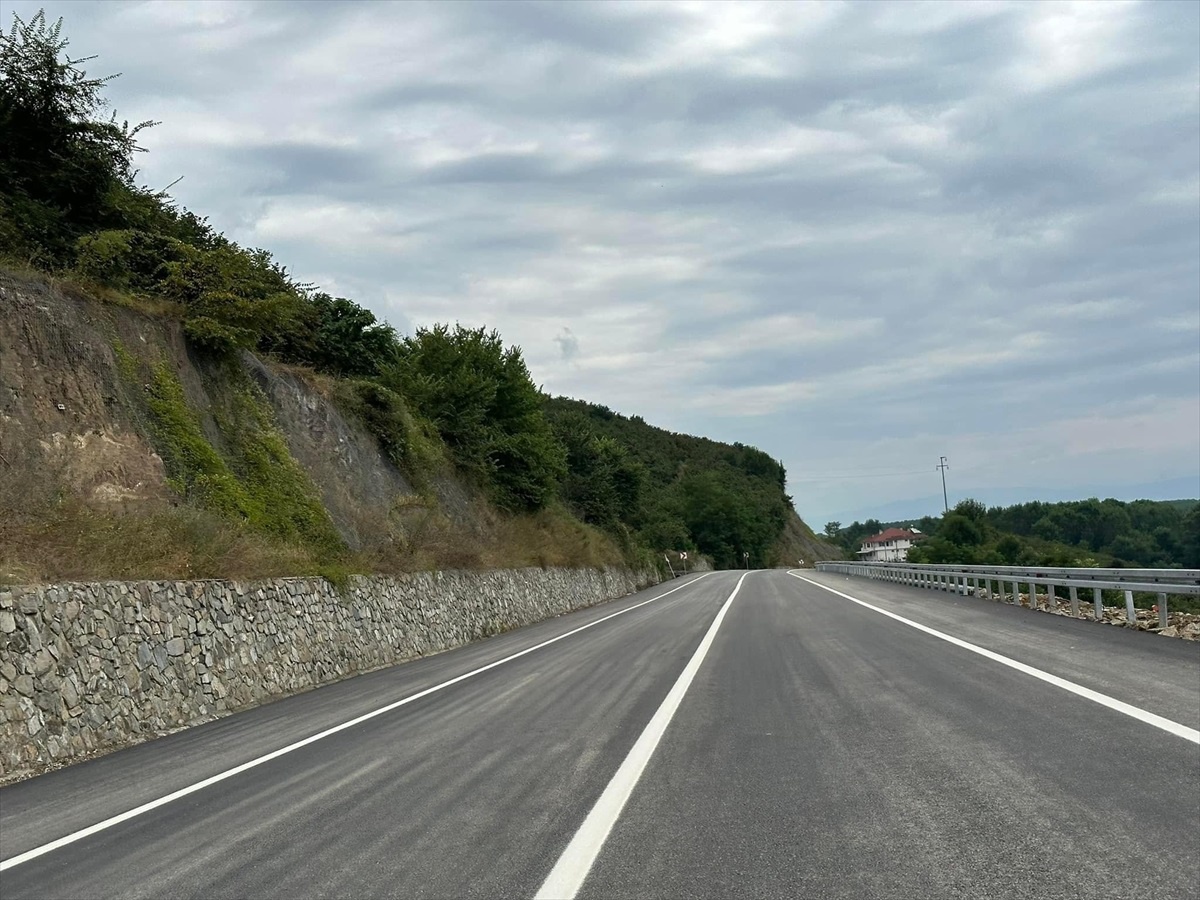 Düzce-Gölyaka bağlantı yolu heyelan nedeniyle kapanmıştı, yeniden ulaşıma açıldı