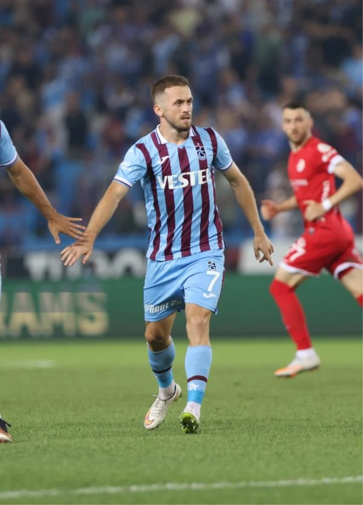 Trabzonspor\'da Edin Visca\'nın sağ kasık bölgesinde zorlanma ve kanama tespit edildi