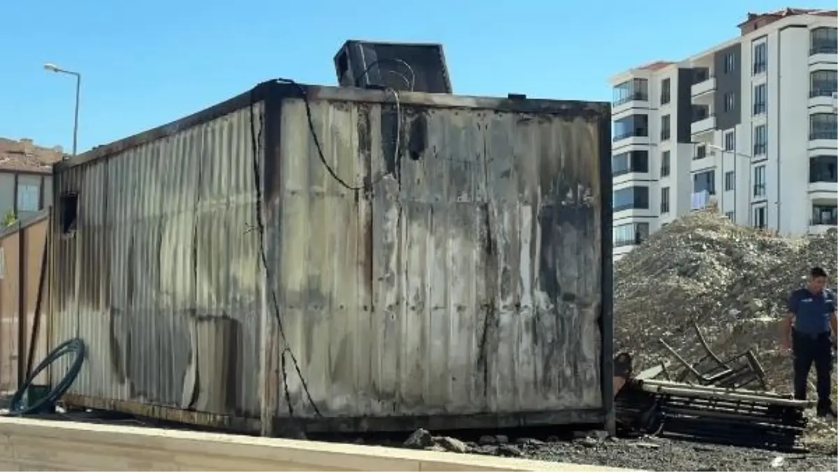 Elazığ'daki Okul İnşaatında Yangın Çıktı