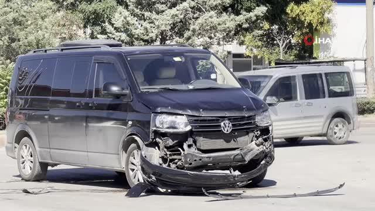 Elazığ\'da trafik kazası... 30 metre sürüklenen araç dükkana daldı