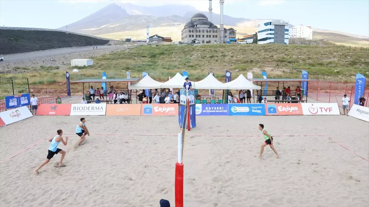 Kayseri\'de Erciyes Kayak Merkezi\'nde Plaj Voleybolu Turnuvası Devam Ediyor