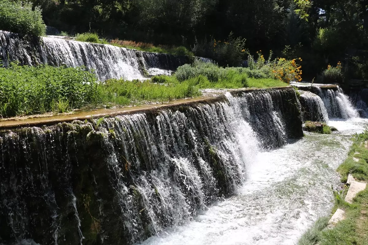 Erzincan\'da Sıcaktan Bunalanlar Soğuk Sular Mesire Alanı\'na Akın Ediyor