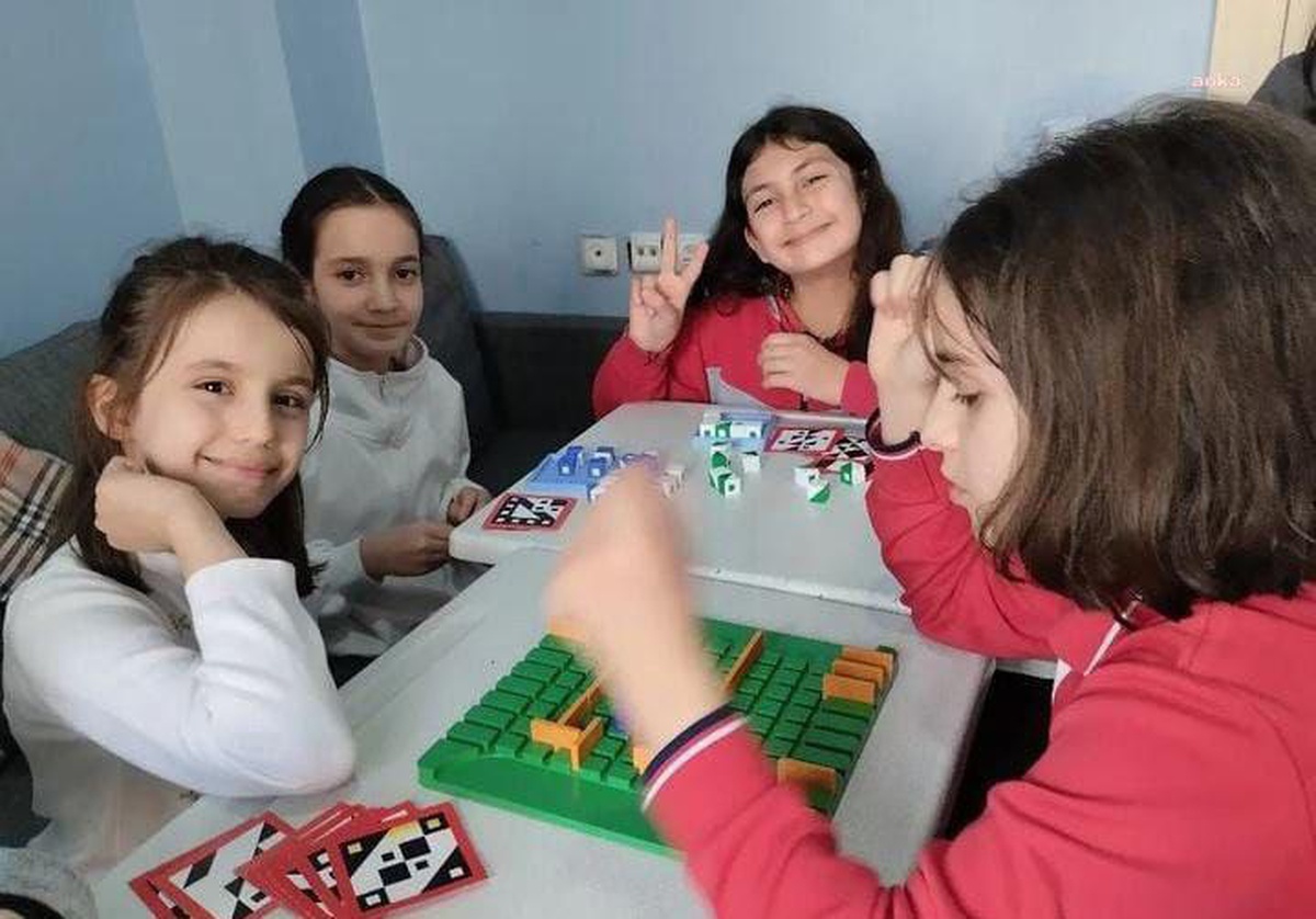 Tepebaşı Belediyesi ve Sağlıklı Kent Konseyi, işitme engelli çocuklar için akıl ve zeka oyunları atölyesi düzenledi
