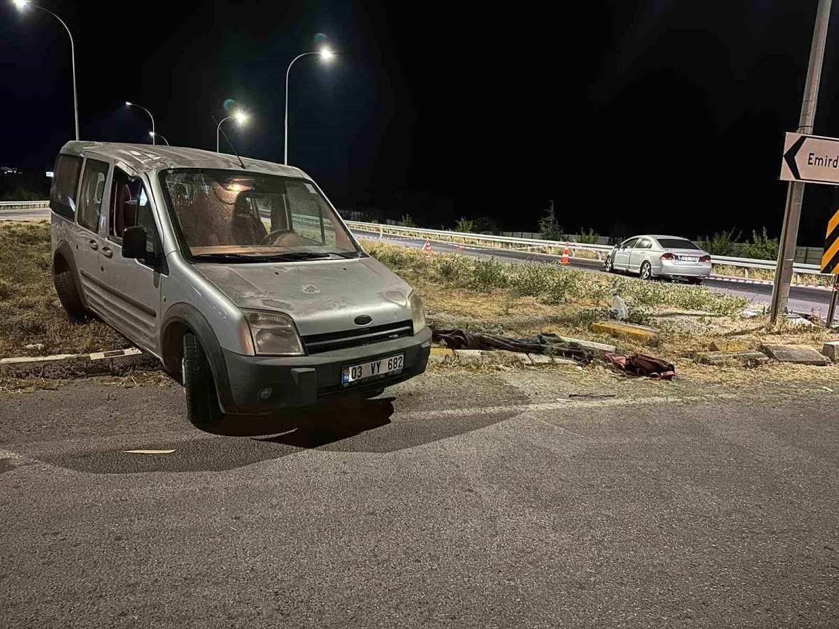 Afyonkarahisar\'da Hafif Ticari Araçla Otomobil Çarpıştı: 2\'si Ağır 9 Kişi Yaralandı