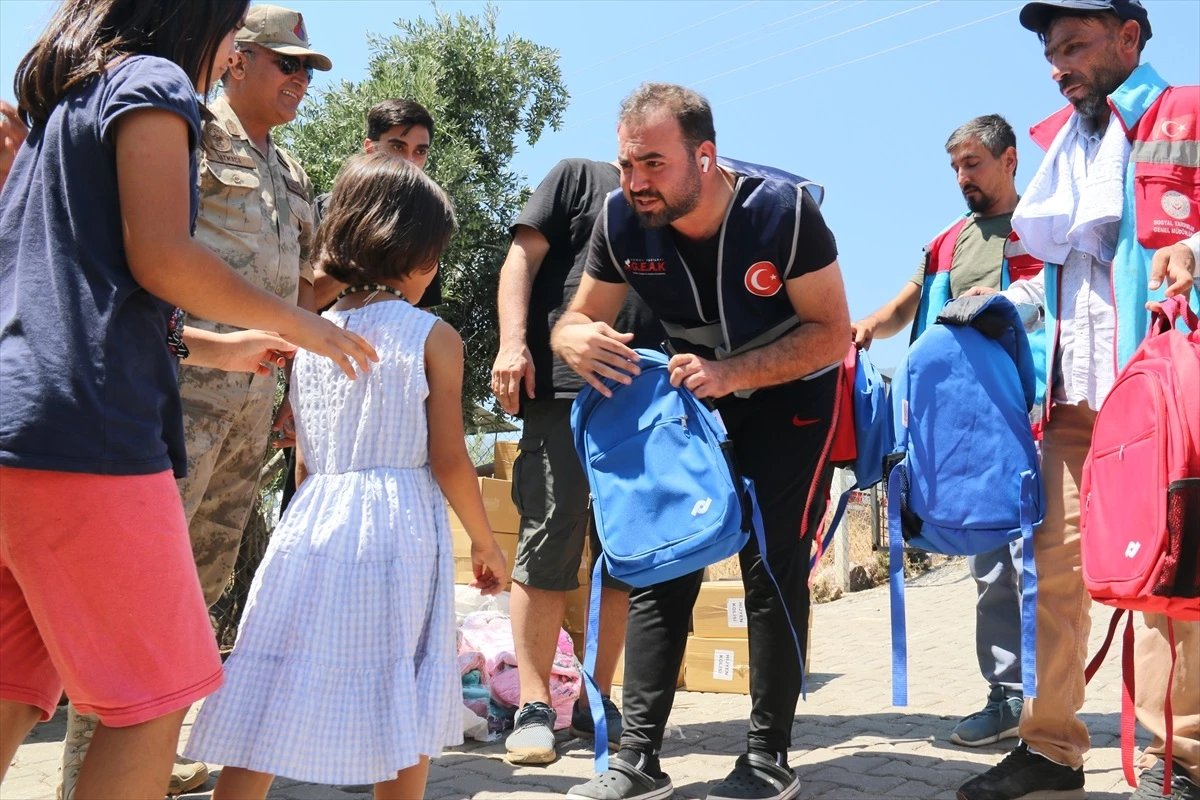 Hatay\'da depremzede ailelere yardım kolileri dağıtıldı