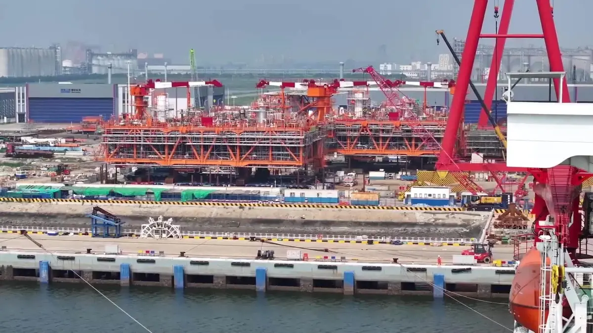 Bozhong 19-6 doğalgaz sahasının platformları açık deniz montajına hazır