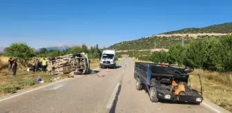 Isparta'da mevsimlik işçi taşıyan minibüs ile tarım aracı çarpıştı: 1 ölü, 13 yaralı