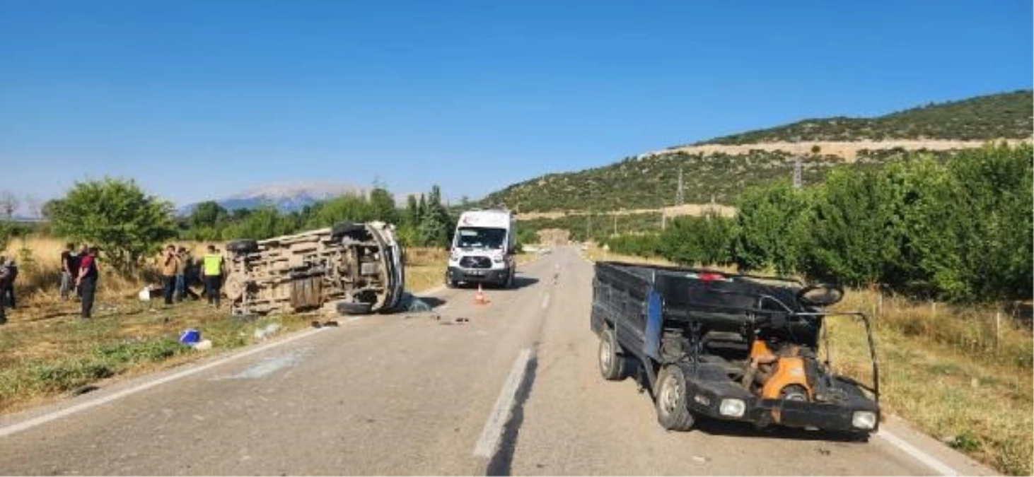 Isparta\'da mevsimlik işçi taşıyan minibüs ile tarım aracı çarpıştı: 1 ölü, 13 yaralı