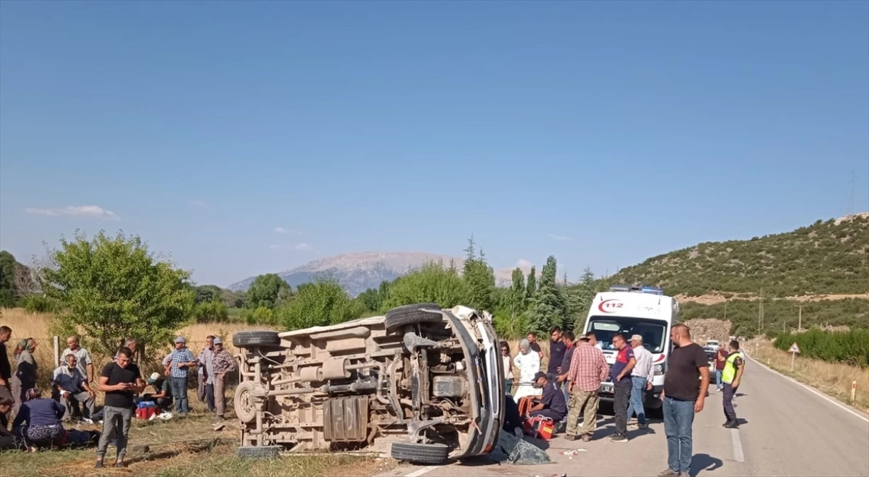 Isparta\'da minibüs ile tarım aracının çarpışması sonucu 1 kişi hayatını kaybetti, 13 kişi yaralandı