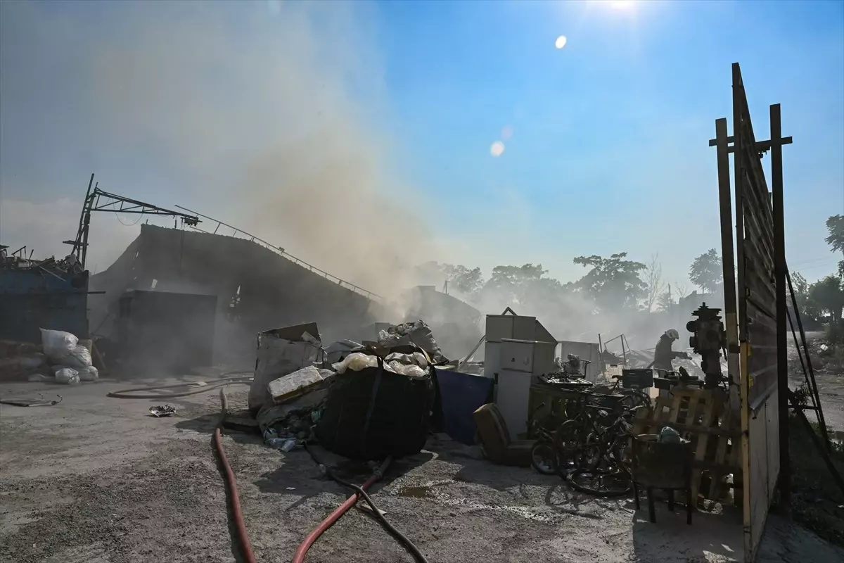 İzmir Buca'da hurdalıkta çıkan yangın söndürüldü