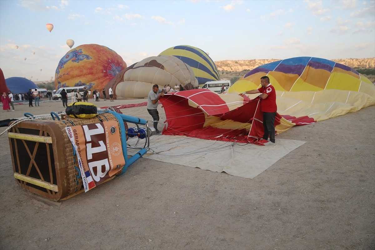 Kapadokya Balon ve Kültür Yolu Festivali\'nde Figürlü Balonlar Gösteri Uçuşu Gerçekleştirildi