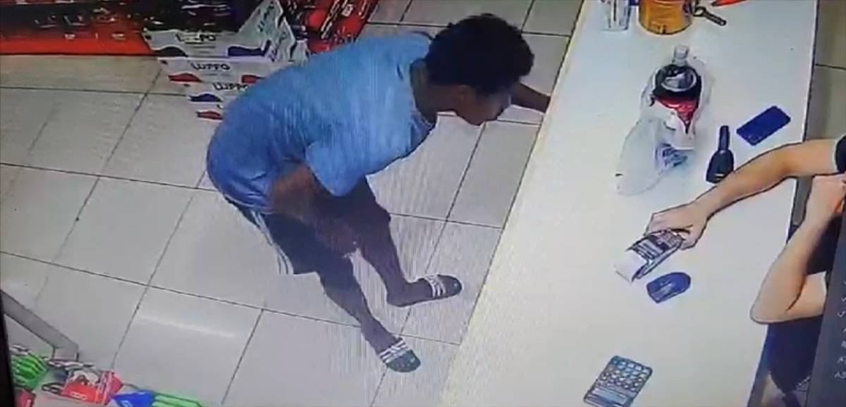 Karabük\'te marketten hırsızlık anı güvenlik kameralarınca kaydedildi