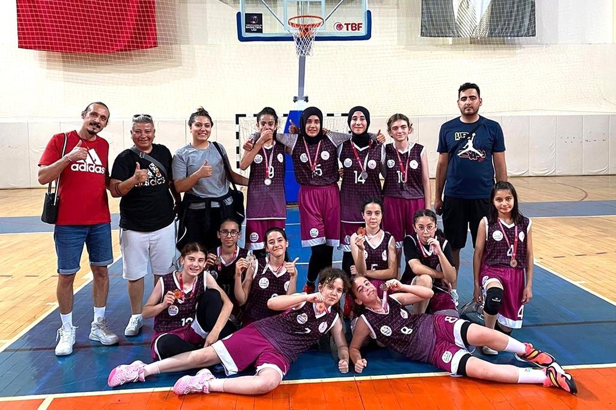 Karaman ANALİG Kız Basketbol Takımı Çeyrek Finalde Grup İkincisi Oldu