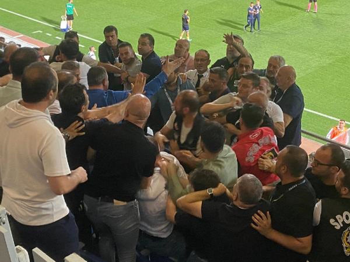 Kasımpaşa-Ankaragücü maçında protokol tribününde arbede yaşandı