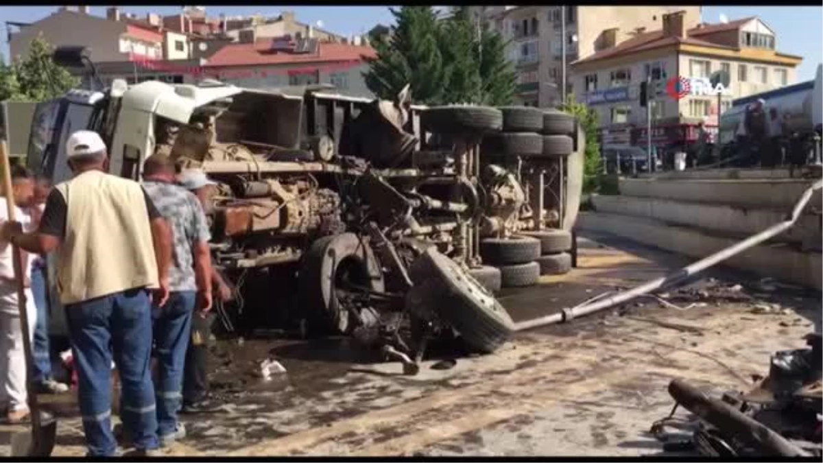 Kayseri\'de freni patlayan kamyon meydana uçtu