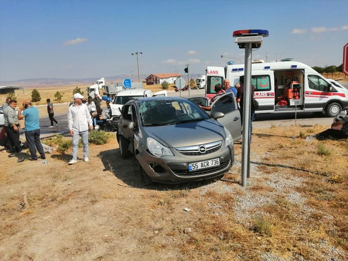 Kırıkkale\'de Otomobil ile Hafif Ticari Araç Çarpıştı: 5 Yaralı