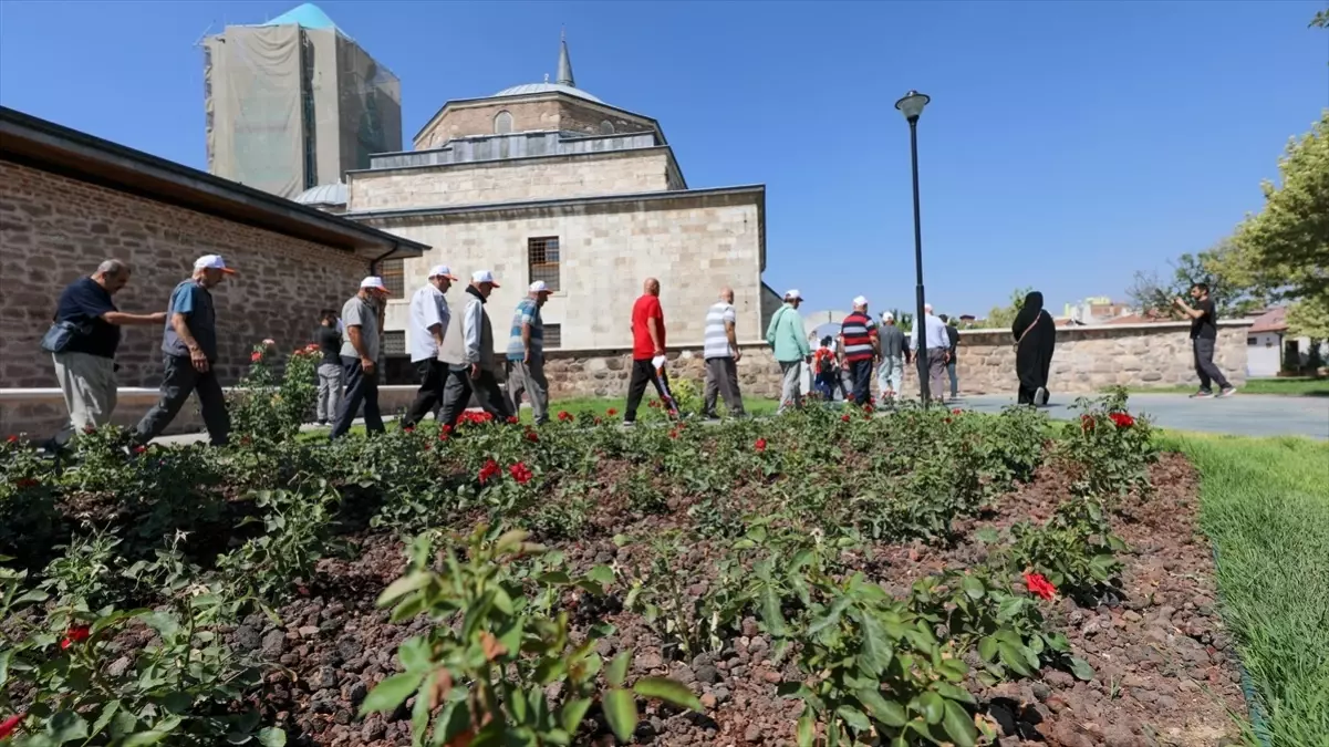 Konya Büyükşehir Belediyesi huzurevi sakinleri için gezi organizasyonu düzenledi