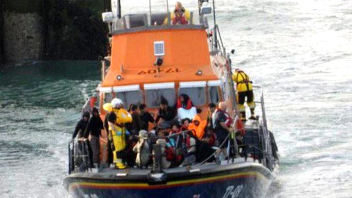 Manş Denizi\'nde Göçmenleri Taşıyan Tekne Battı: Altı Kişi Hayatını Kaybetti