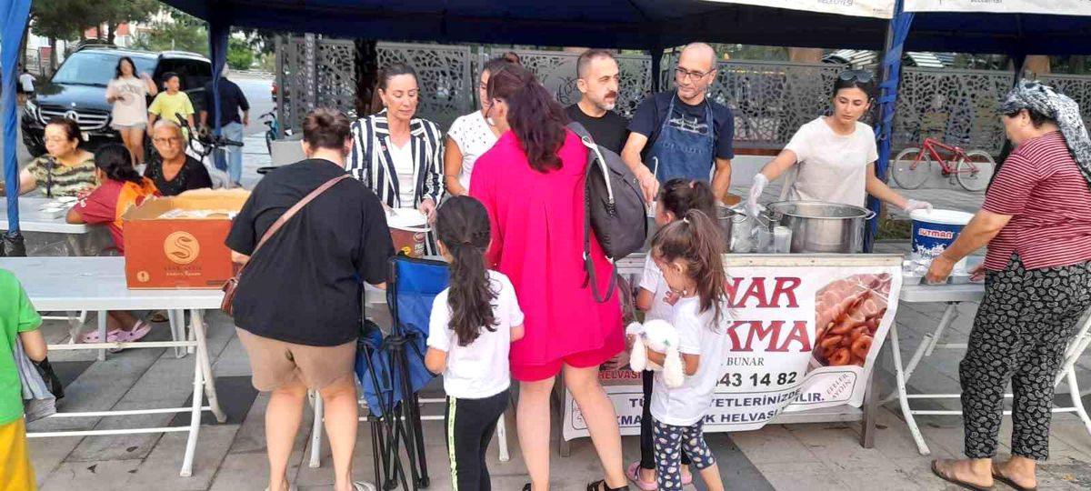 Aydın\'ın Efeler ilçesinde Mimar Sinan Mahallesi\'nde 4 bin kişilik aşure hayrı gerçekleştirildi