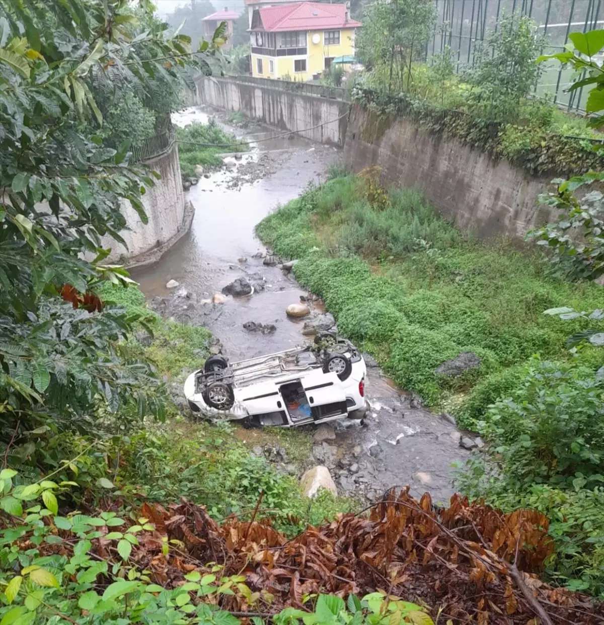 Rize\'de dereye yuvarlanan hafif ticari araçtaki 2 kişi yaralandı