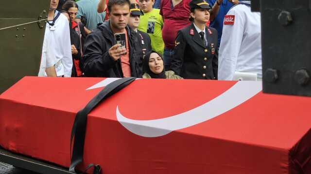 Şehit cenazesinde yürekleri dağlayan görüntü! Eşinin tabutuna son kez bakarak gözyaşı döktü