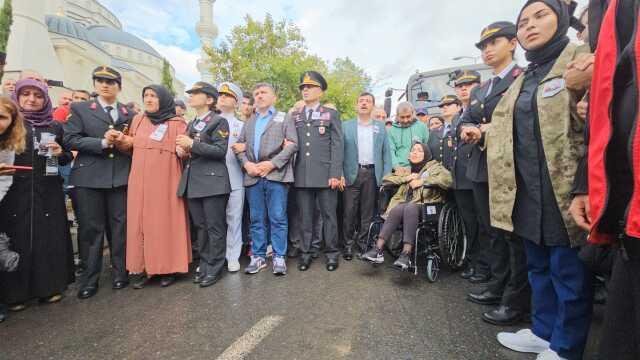 Şehit cenazesinde yürekleri dağlayan görüntü! Eşinin tabutuna son kez bakarak gözyaşı döktü