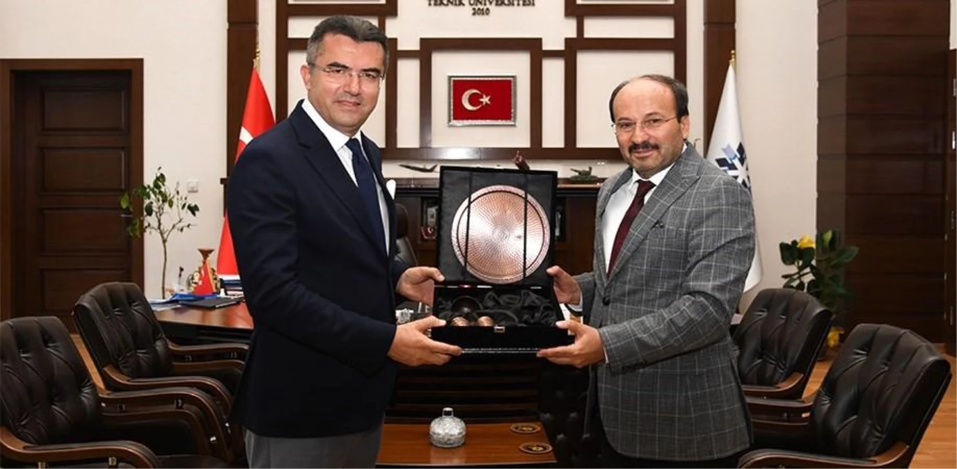 Erzurum Valisi Okay Memiş, ETÜ Rektörü Bülent Çakmak\'a veda ziyaretinde bulundu