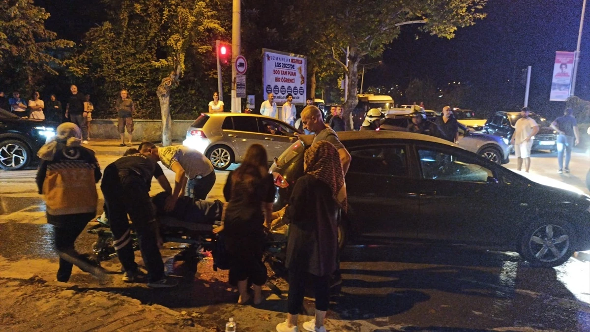 Yalova\'da kavşakta 3 otomobilin karıştığı trafik kazasında 3 kişi yaralandı