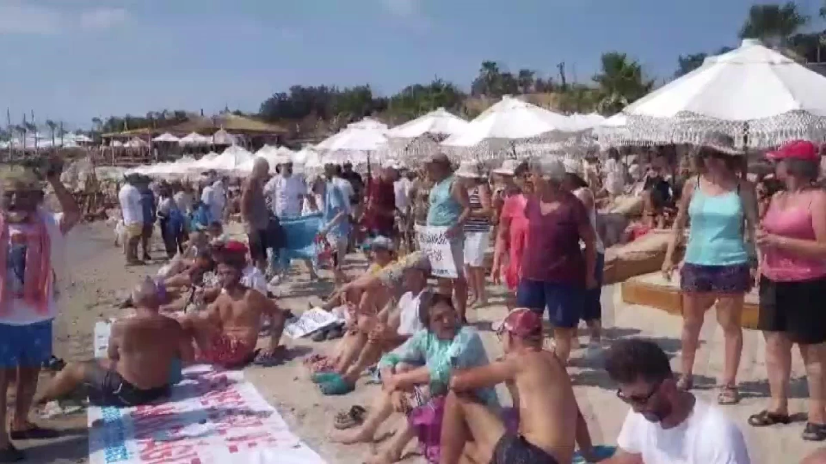 İzmir Çeşme\'de Yurttaşlar Koyların Halk Plajına Çevrilmesi İçin Eylem Yaptı
