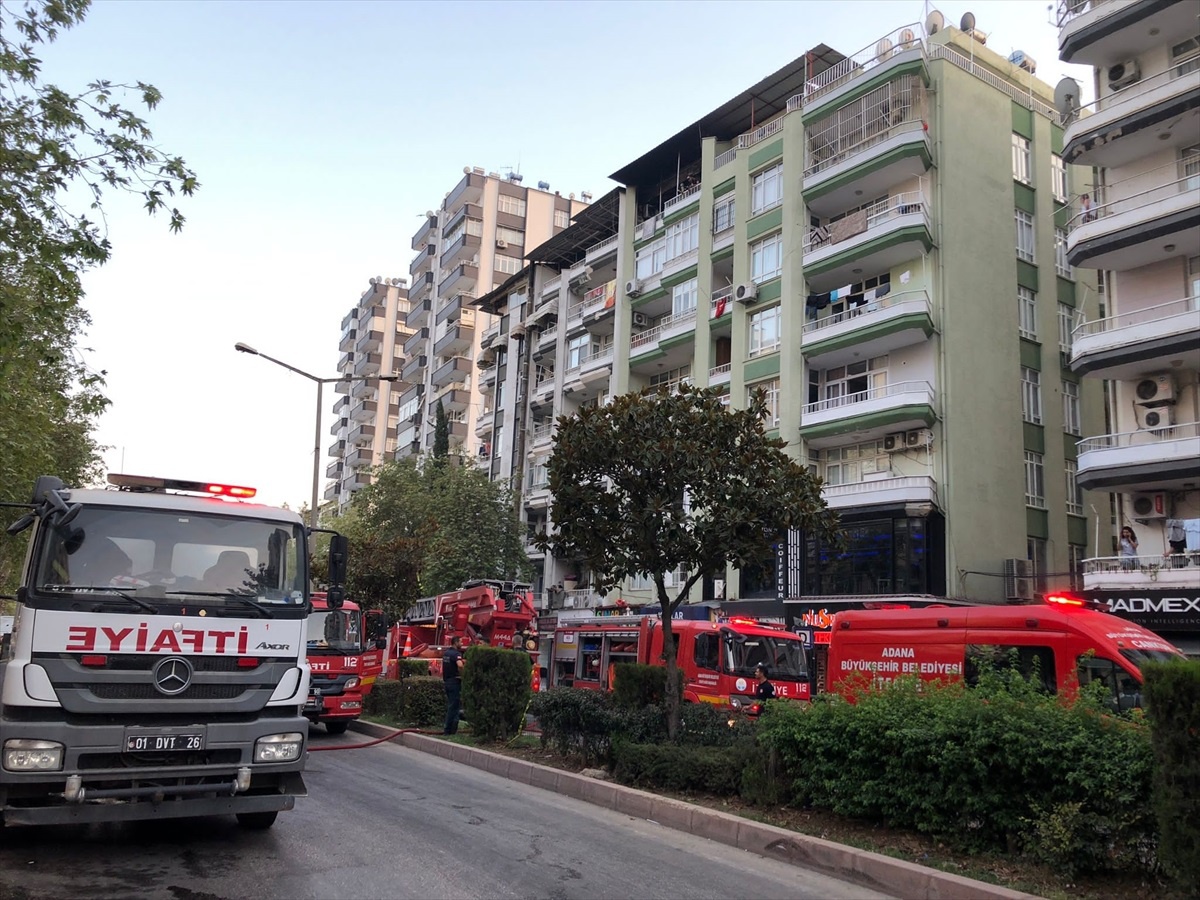 Adana\'da bir apartmanın teras katında çıkan yangında 4 kişi dumandan etkilendi